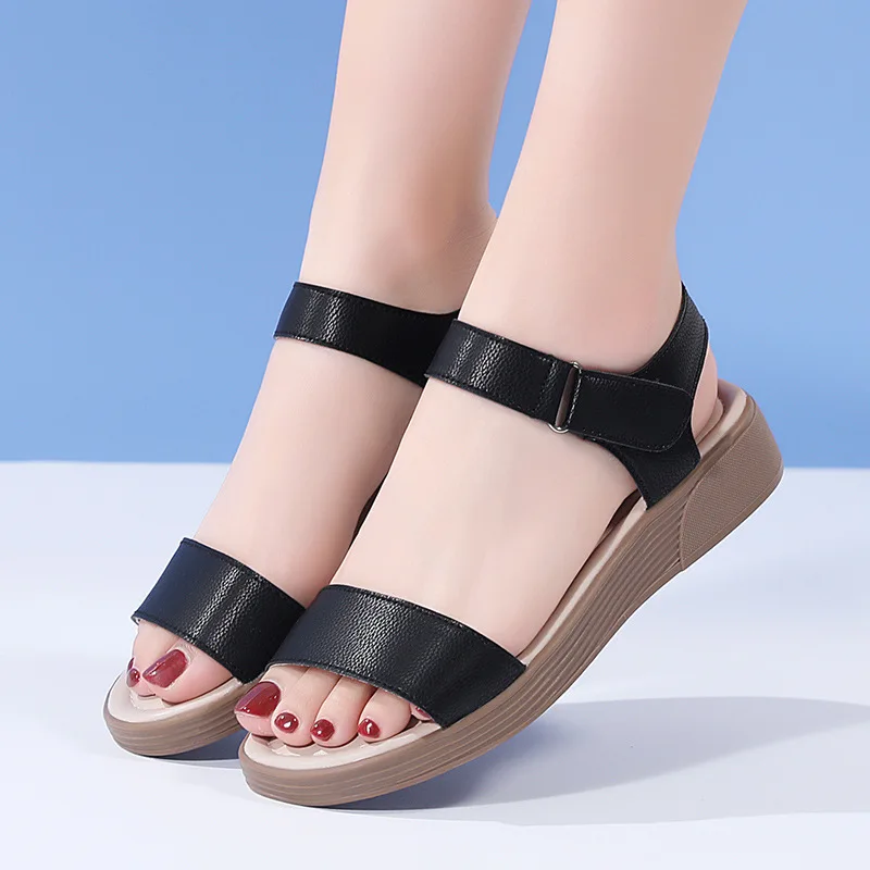 

Летние женские сандалии на низком каблуке, сандалии с открытым носком из натуральной кожи, кожаная обувь на мягкой подошве для женщин среднего и пожилого возраста.