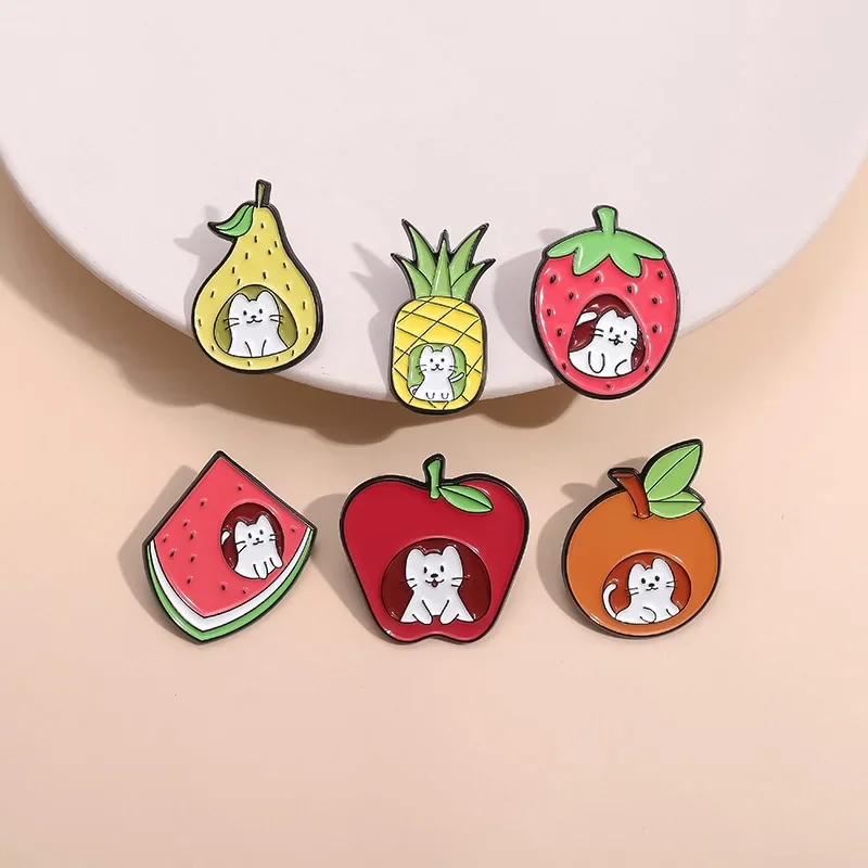 

Creative Cartoon Fruit Cat Brooch Strawberry Apple Food Enamel Pins Animal Lapel Badges Backpack Accessories Custom Jewelry Gift