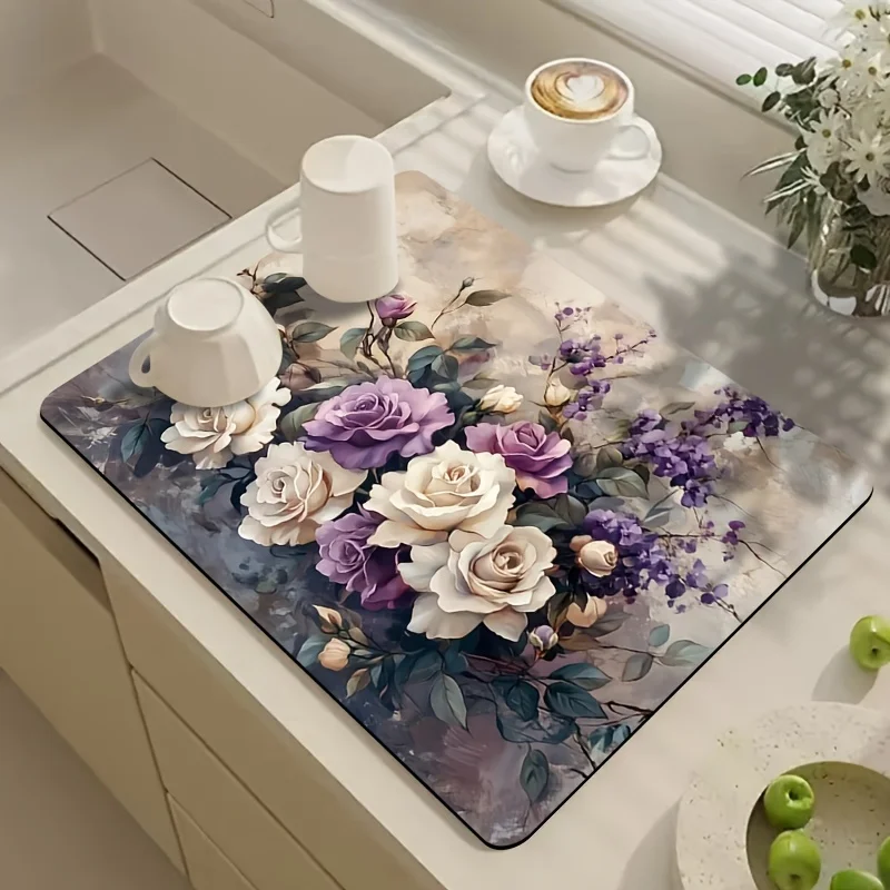 Alfombrilla de secado con estampado floral de rosas moradas y blancas, ideal para colocar sobre la encimera de la cocina, el mostrador de la cafetería o como elemento decorativo.