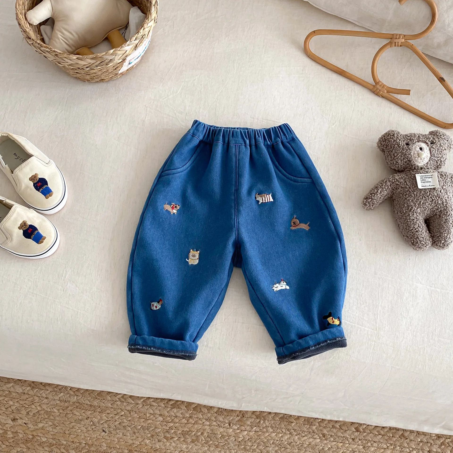 جينز كارتوني للأطفال 2025 شتاء جديد للأولاد تطريز أنيق مع سراويل مخملية 1-5 سنوات سراويل جينز دافئة للفتيات