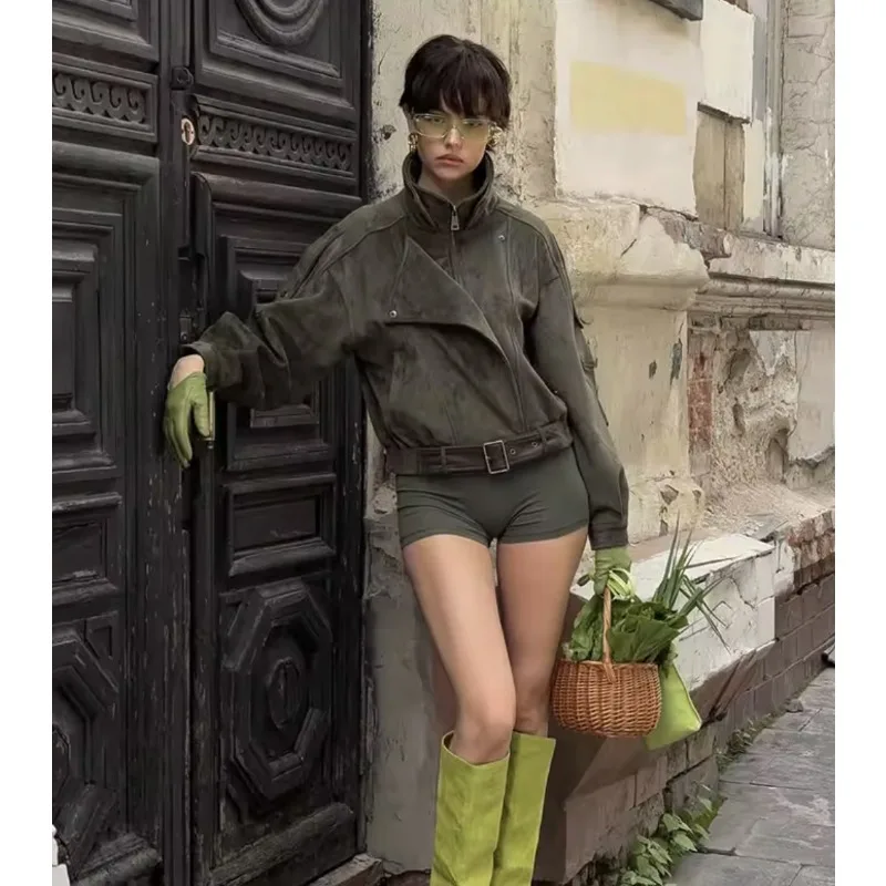 

Женская короткая куртка в стиле кэжуал 2026: модный ретро-дизайн, однотонная ткань, застежка-молния, удобная для повседневной носки, уличный стиль