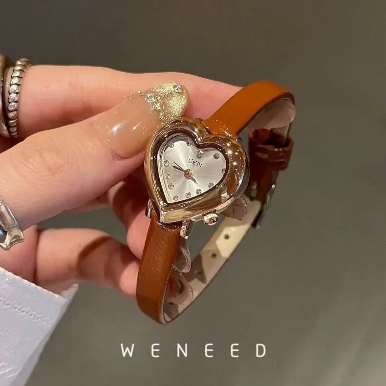 2026 ساعة ريترو جديدة فاخرة معدنية على شكل قلب تصميم عصري غير رسمي رائع مدمج حزام كوارتز ساعة هدية للنساء