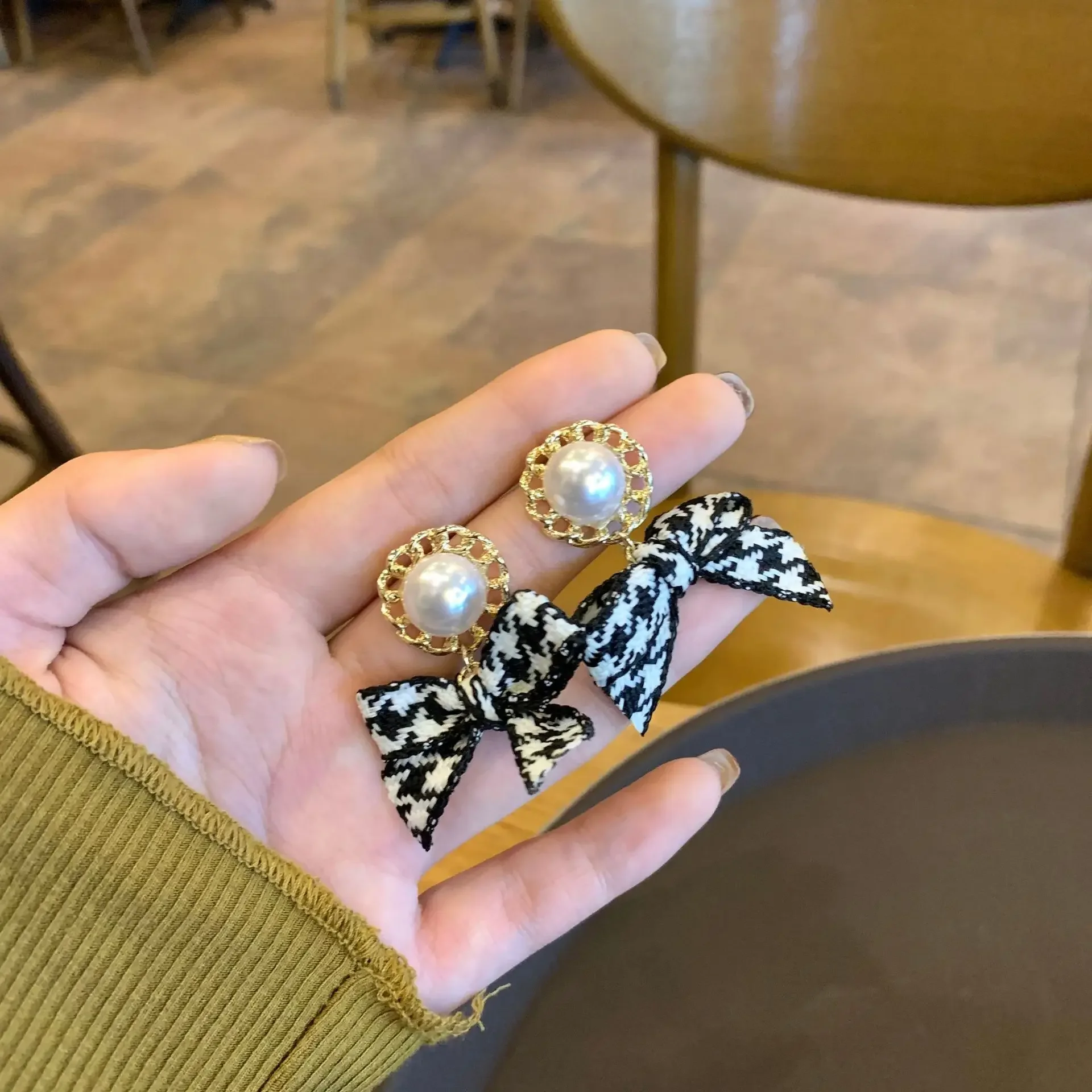 Vintag Style Winter Blacjk White Houndstooth Bow Earrings Clip on No Piercing Korean Statement Pearls Clip Earrings Earclips