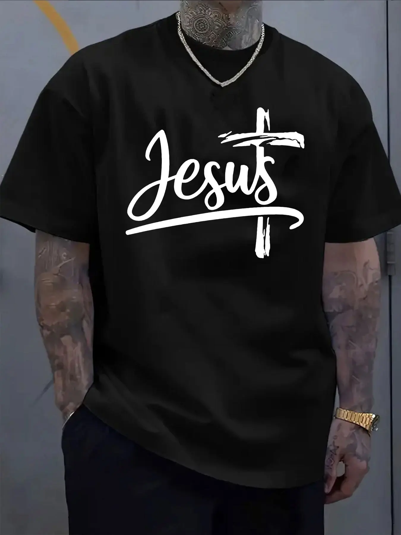 Męska koszulka religijna z napisem Jezus - jaskrawo pomarańczowa odzież chrześcijańska z elastycznym, regulowanym dekoltem do noszenia na co dzień