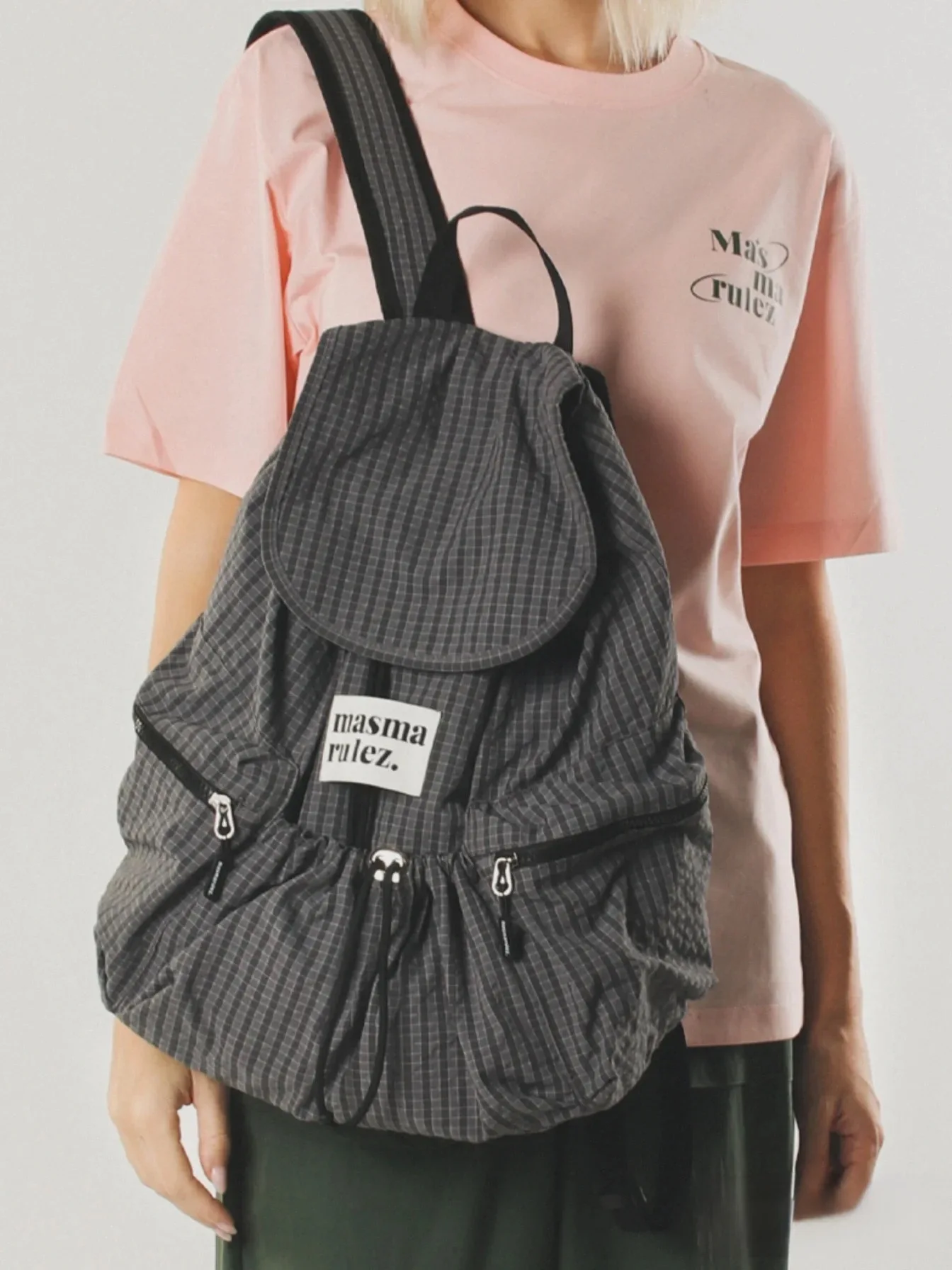 mochila-con-cordon-ajustable-multiples-bolsillos-impermeable-gran-capacidad-ligera-elegante-suave-y-versatil