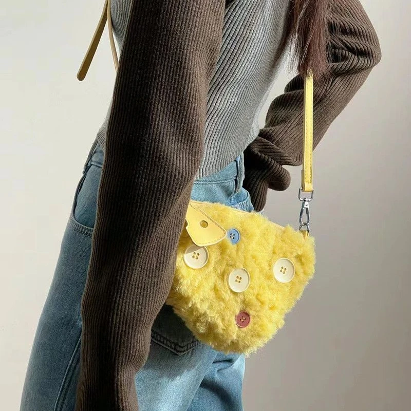 Bolso cruzado de dibujos animados con botones bonitos japoneses a la moda de otoño e invierno, bolso de un solo hombro, bolso de mujer de queso de felpa Kawaii