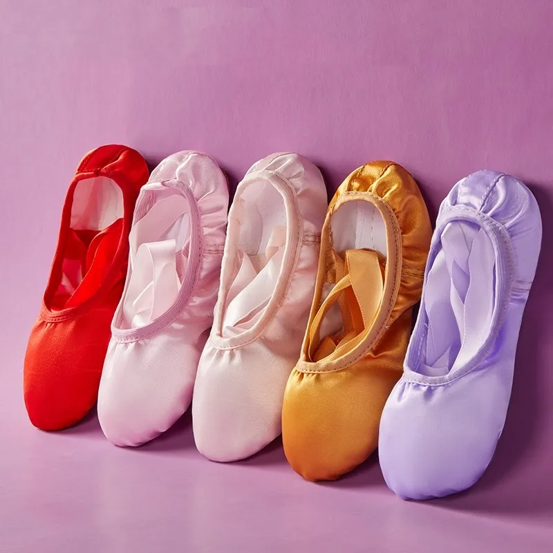 Sepatu dansa Satin dewasa anak perempuan, sandal selop balet dalam ruangan sol lembut pita polos untuk latihan Yoga