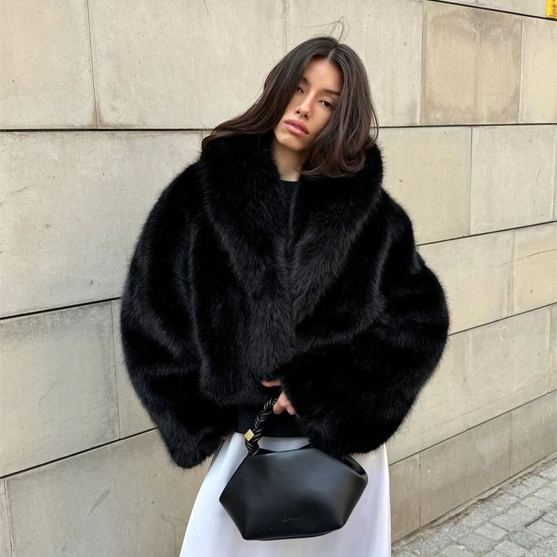 女性のイミテーションファーコート秋冬人工ウールコート環境保護フェイクフォックスファージャケットブラックホワイトアウター