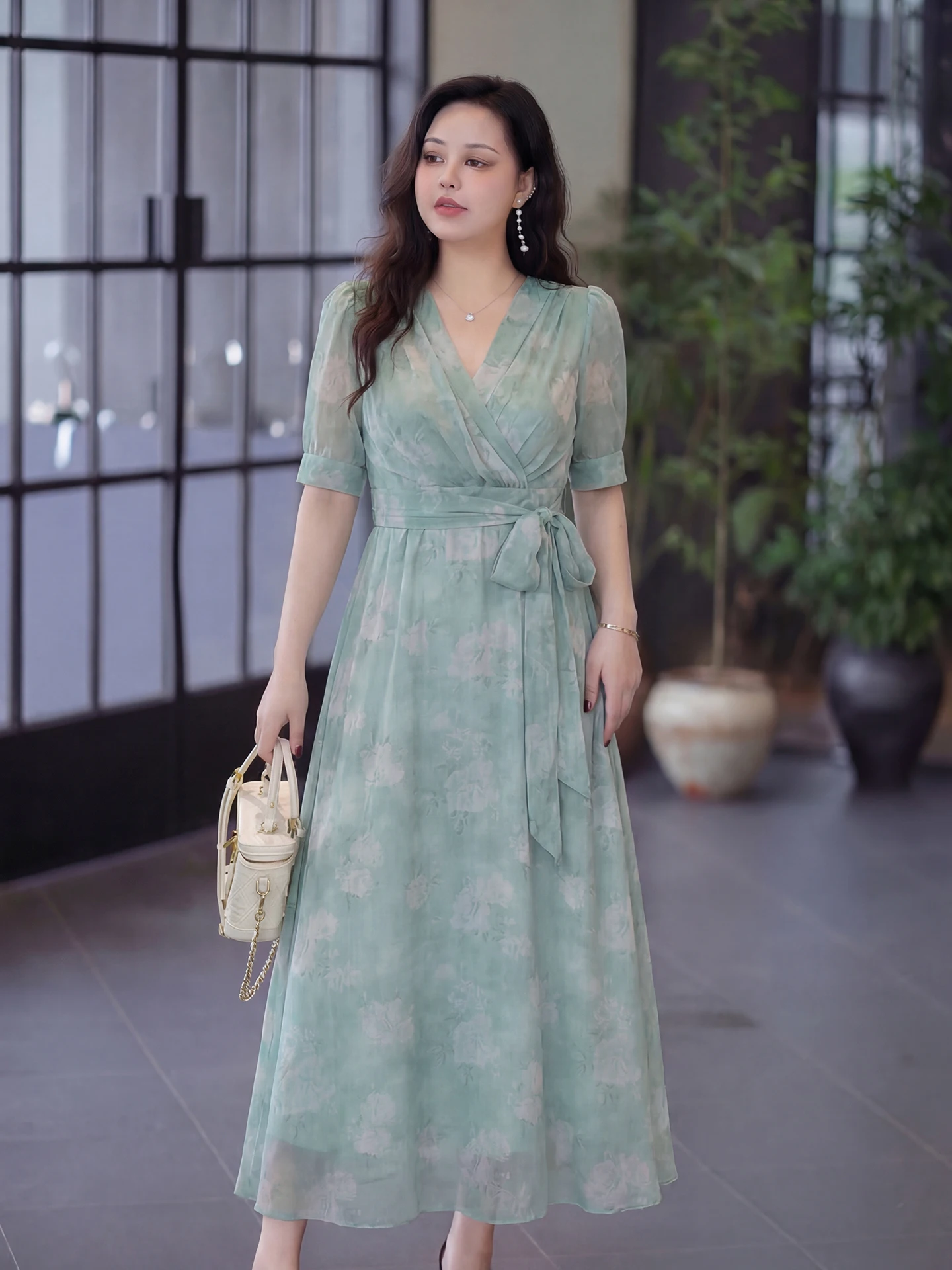 

Элегантное летнее платье больших размеров с V-образным вырезом и цветочным принтом, скрывающее живот, модное миди-платье для женщин, стильное повседневное платье