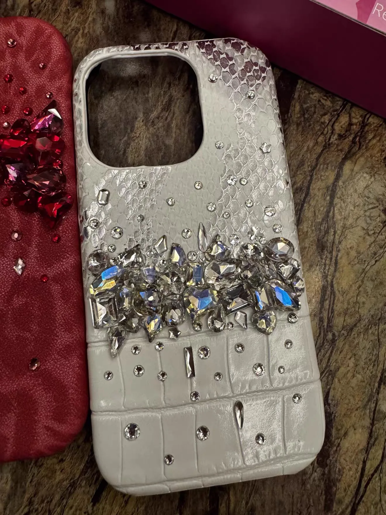Customized model, crocodile-patterned snake-patterned leather with crystal embellishments. Flashing. Suitable for iPhone