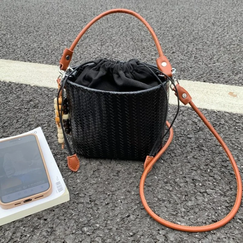 حقيبة يد نسائية من الطبقة العليا مصنوعة من جلد البقر، عصرية لاتفيا، مظهر يومي أنيق وواسع