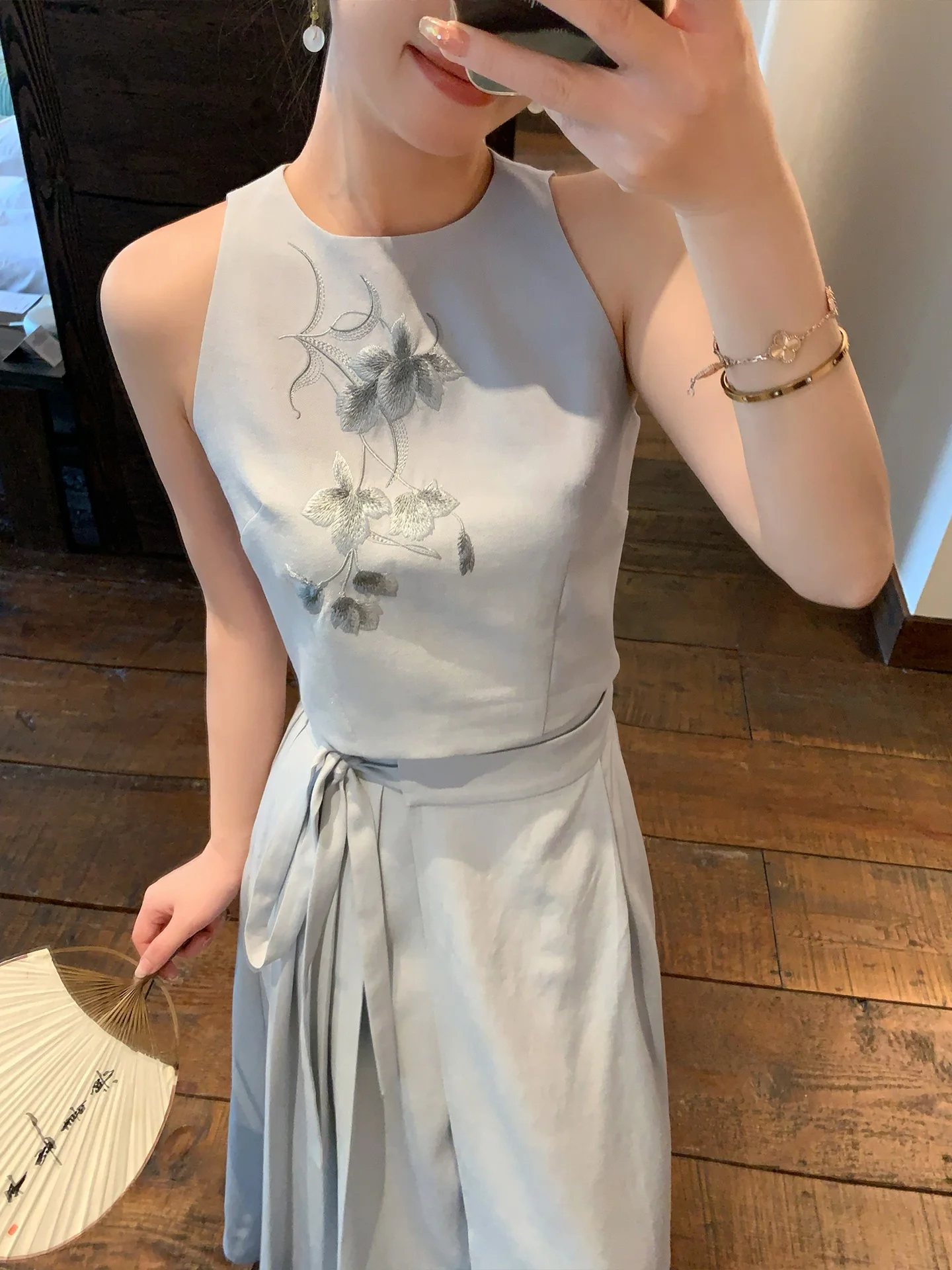 

Элегантный китайский вышитый топ с завязками на шее, женский, без рукавов, с утянутой талией, с открытой спиной, летний, модный, укороченный жилет