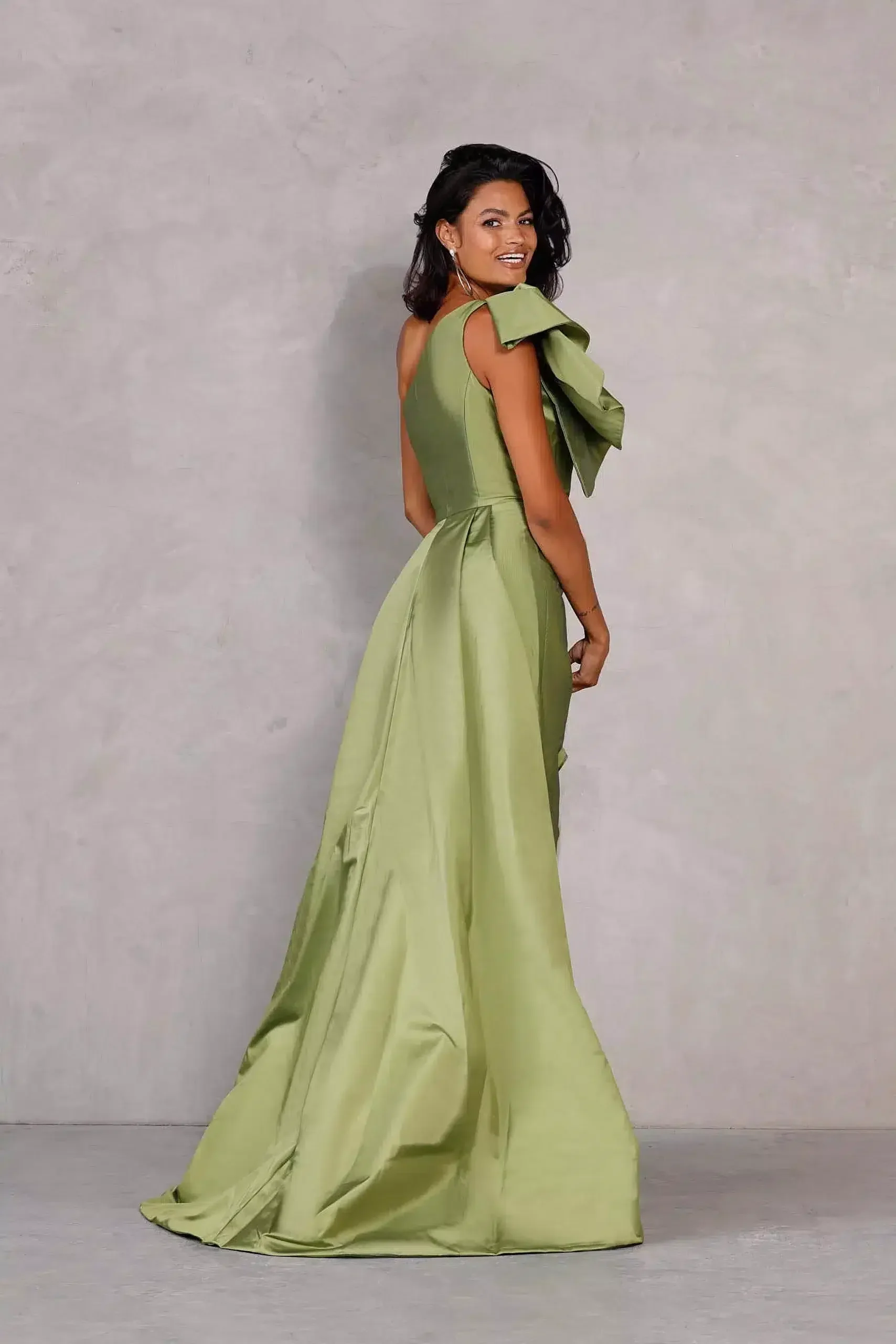 2024 New Charming Glossy Satin One-Shoulder Backless Evening Gown with Large Bow on the Shoulder and Side Slits Drape Ball Gown