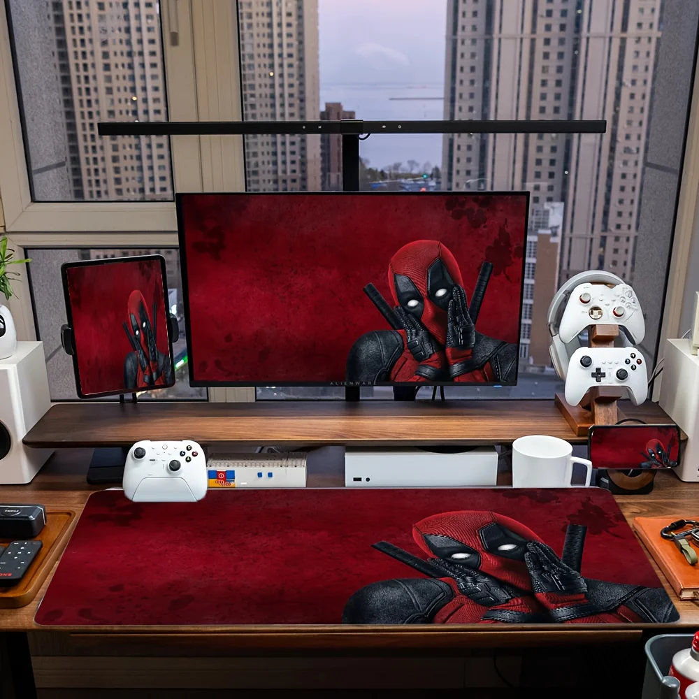 1 tappetino per mouse da gioco MARVEL Deadpool - Tappetino da scrivania grande (L/XL/XXL) con base antiscivolo, design per tuta Deadpool in rosso e nero - Non-