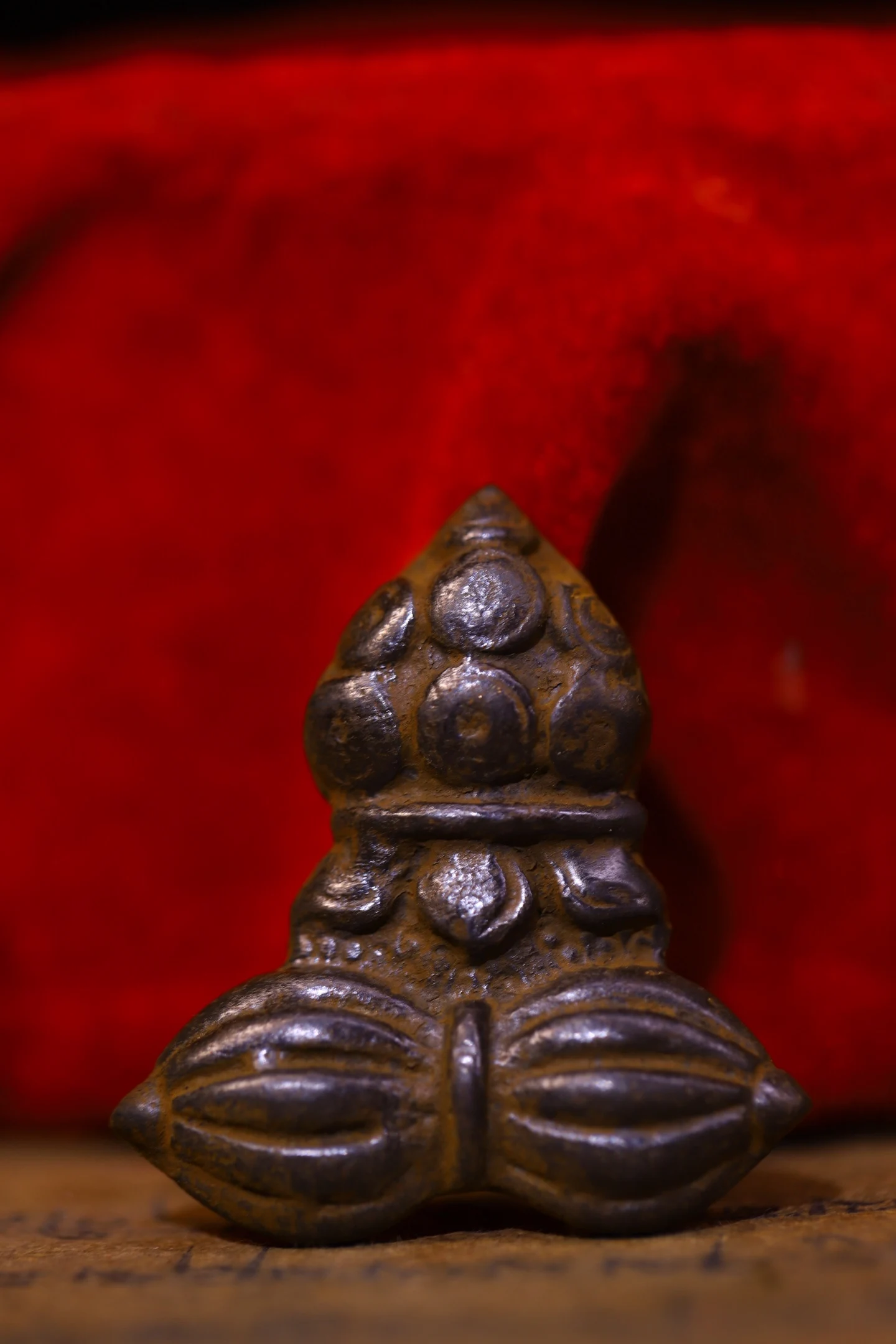 The Buddha brand was carved by hand on the returned copper tires in Tibetan areas of China, with obvious wear marks.