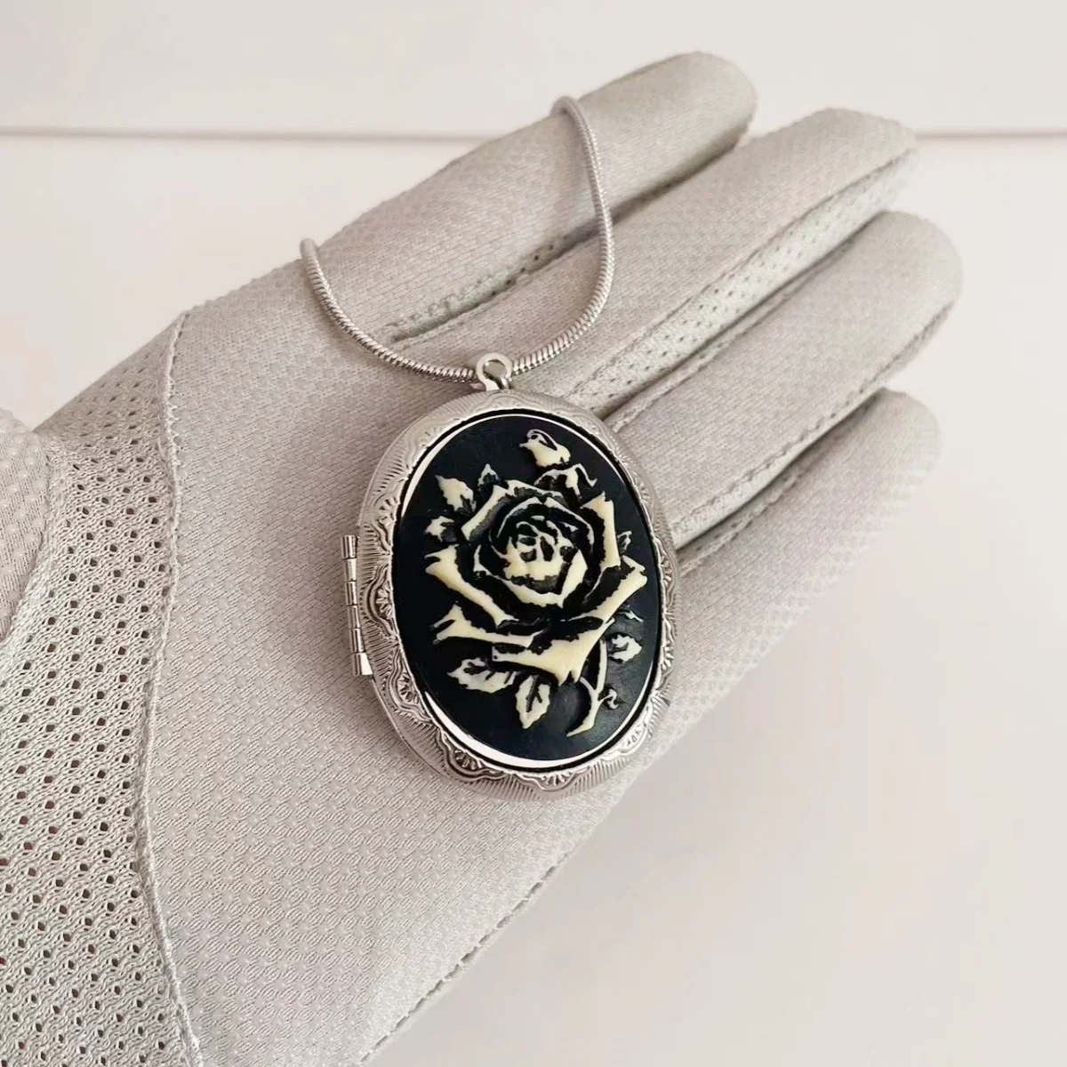 

MITTO FASHION JEWELRIES AND HIGH-END ACCESSORIES STAINLESS STEEL CHAIN BLACK ROSE CAMEO OVAL LOCKET VINTAGE NECKLACE FOR WOMEN