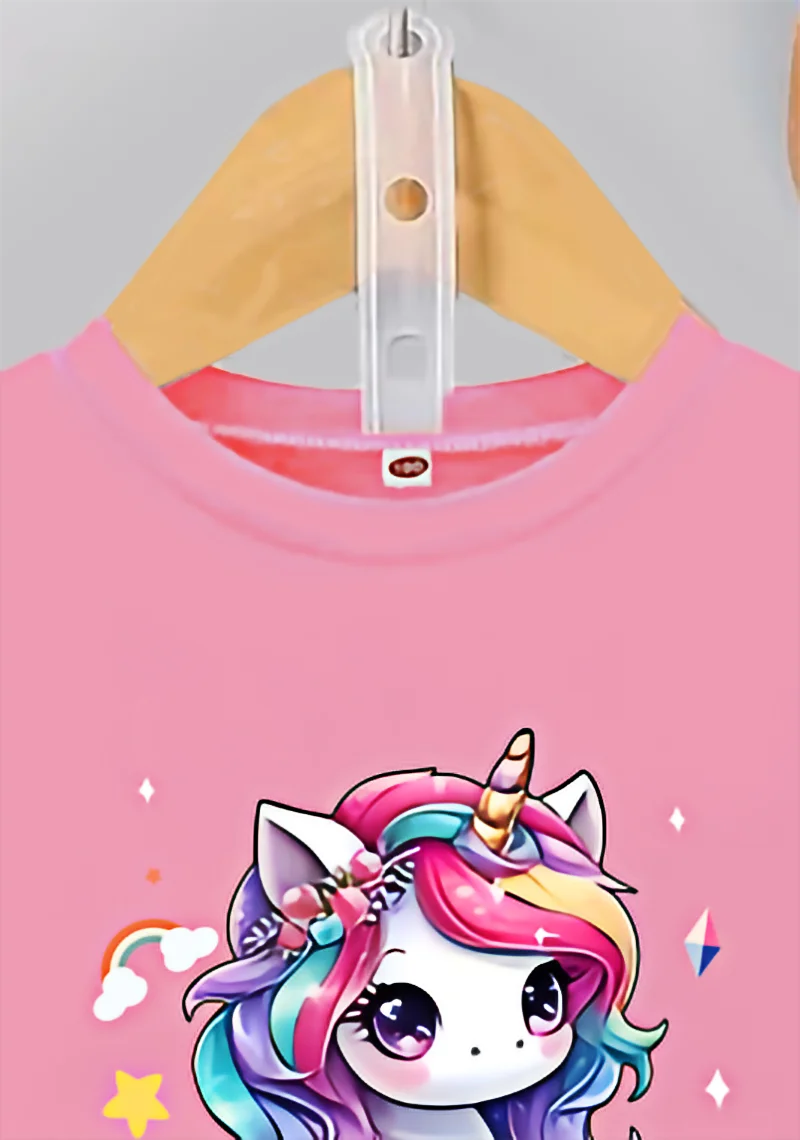 بدلة صيفية كاجوال لطيفة للفتيات برقبة دائرية، بلوزة مطبوعة على شكل وحيد القرن باللون الوردي مع شورت مطبوع عليه حرف واحد فقط أسود