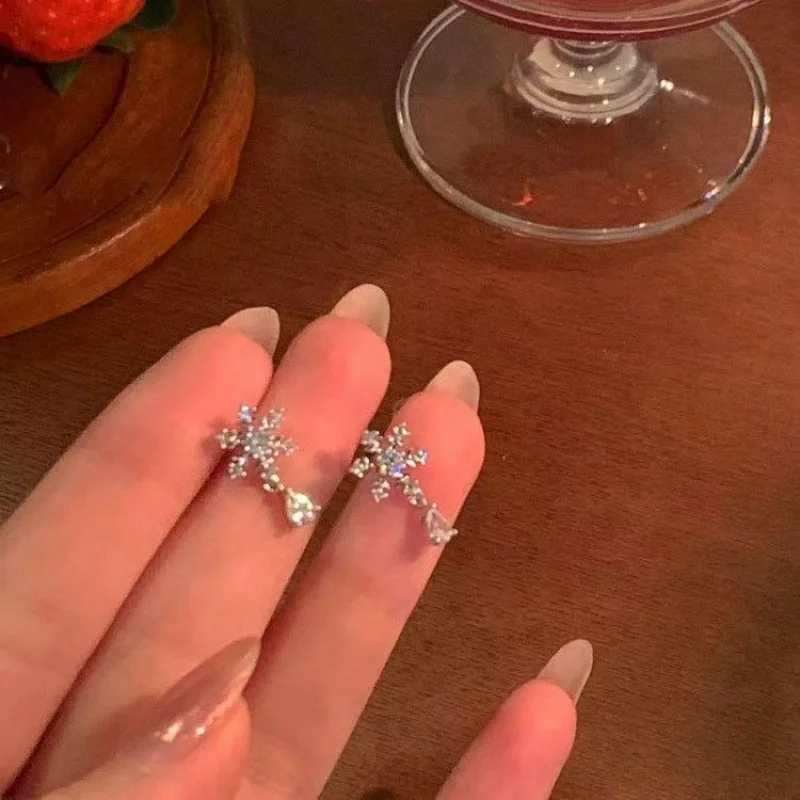 

Exquisite snowflake ear studs, understated and refined, girlish ear clips, no ear holes, earrings, simple and fashionable jewelr