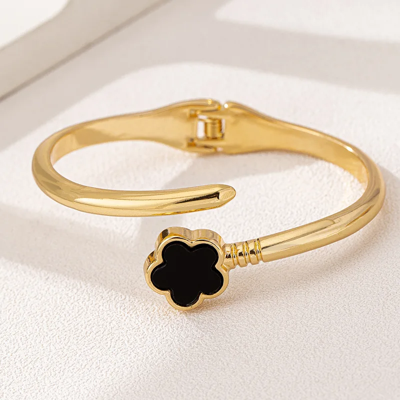 Elegant Simple Lucky Black Five‑Leaf‑Flower Open‑Cuff Bangle for Women, Classic Fashion Wrist Jewelry, Ideal for Daily‑Wear Occasions, Stylish Gift for Her