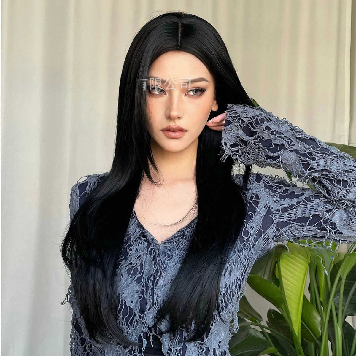 شعر مستعار أسود طبيعي متوسط الطول مستقيم من الألياف الكيماوية للنساء حرير أوروبي وأمريكي جديد يتحمل درجات الحرارة العالية