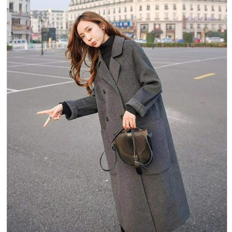 Um casaco de lã de comprimento médio para mulher 2026 outono/inverno novo estilo hepburn popular solto na altura do joelho cinza engrossado jaqueta de lã