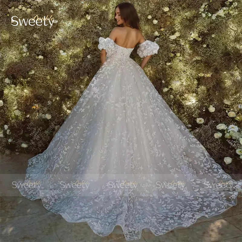 魅力的なウェディングドレス オーガンザ 刺繍入り ボールガウン アップリケ ノースリーブ ストラップレス 花嫁ドレス カスタマイズされた Vestido De Novia