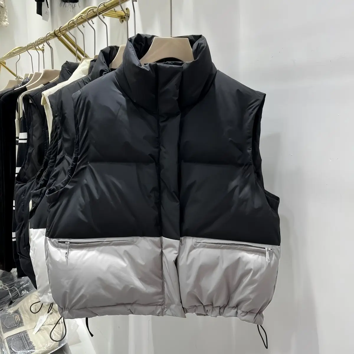 

2025 модный хит продаж, жилет со вставками, новый свободный воротник-стойка, лоскутная куртка меньшинств на шнурке, простые офисные женские повседневные топы