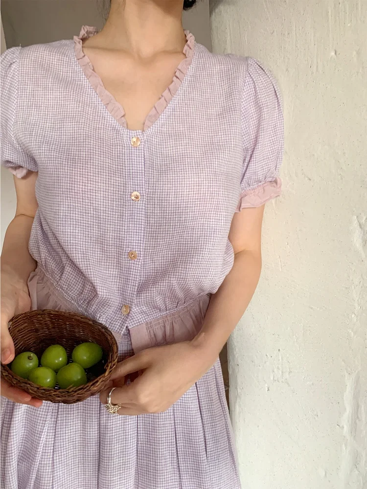 

Белая летняя футболка из льна и хлопка с пэчворк-дизайном в сочетании с легкой пышной юбкой для женщин