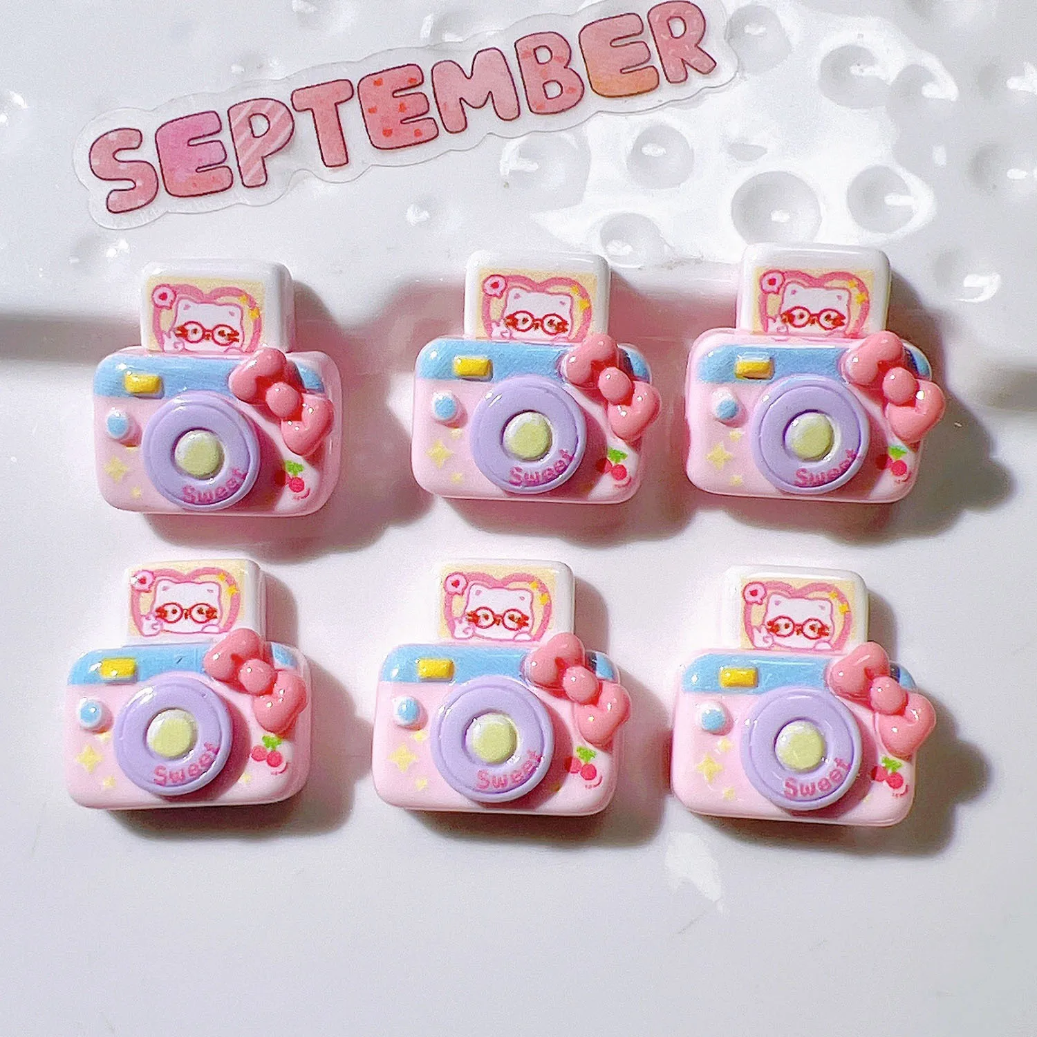 100pcs Wholesale Resin Miniature Hello Kitty Camera Craft Home Decoration DIY for Dollhouse Accessories