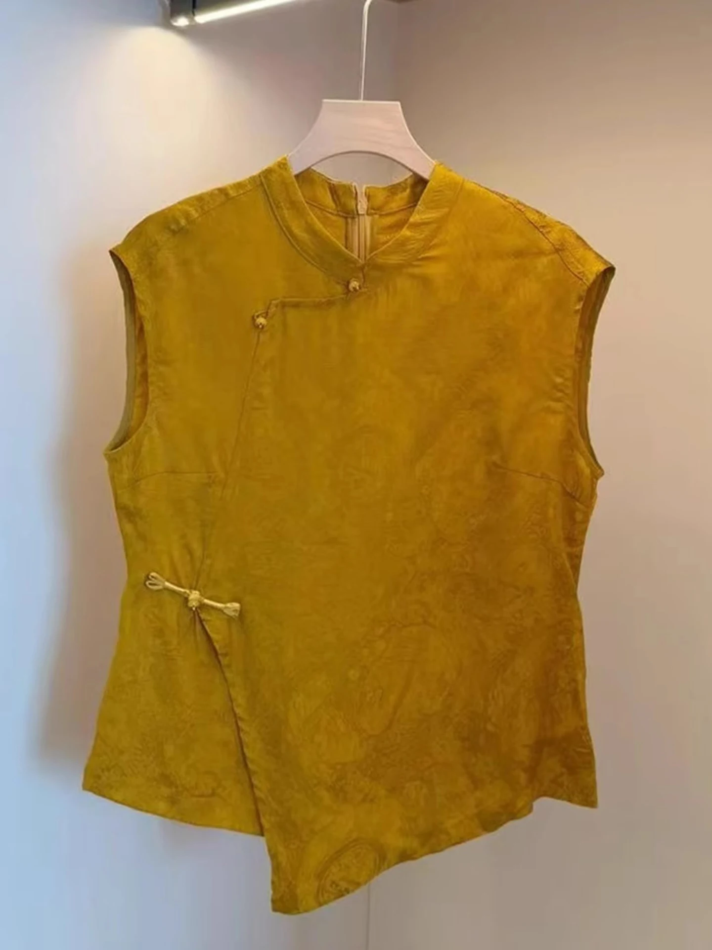 

New Chinese Sle Yellow Asymmetrical round Ne Svel Vest irt Women's Summer Faionable Anti-Aging Small Top