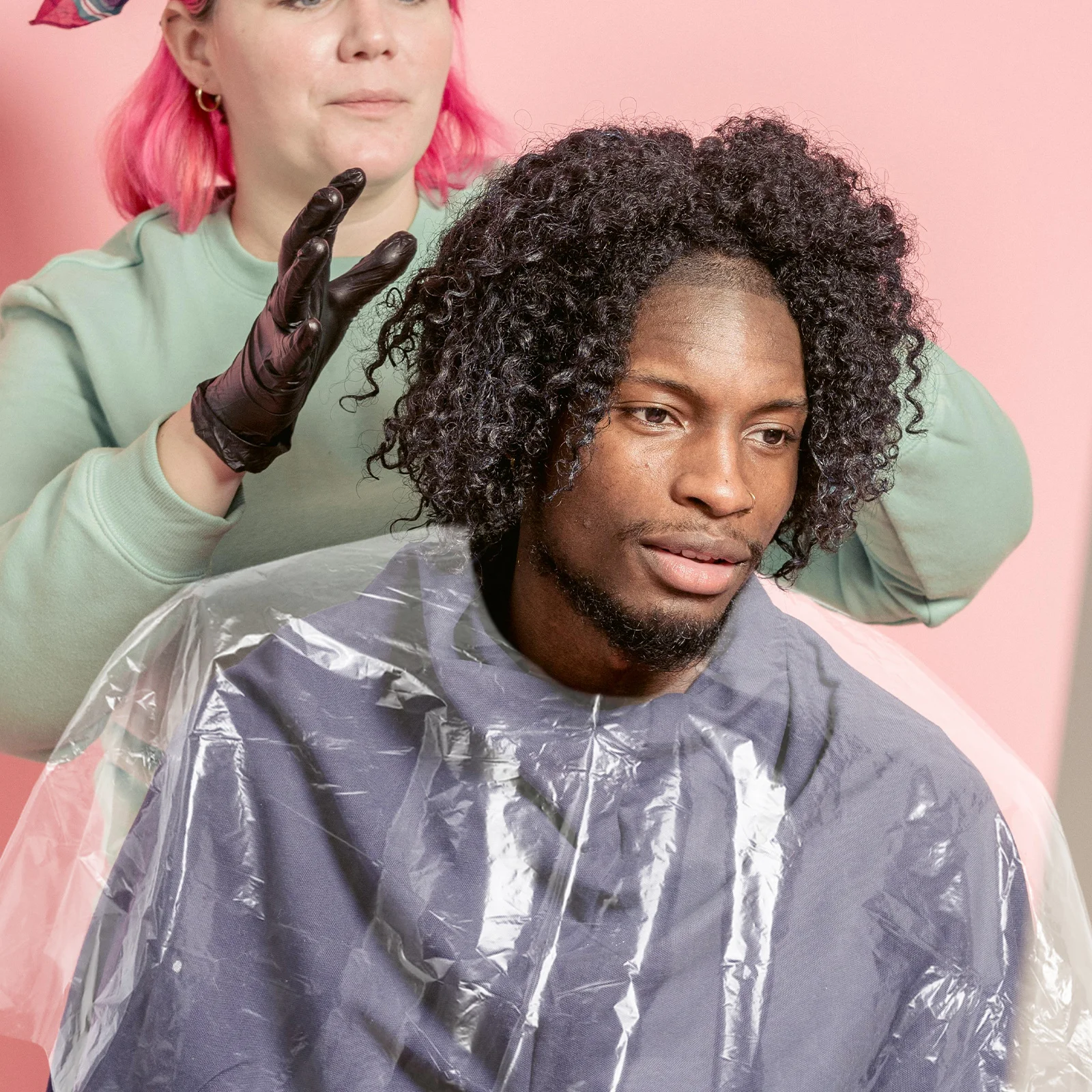 

70 шт., одноразовая накидка для окрашивания волос в форме сердца, прозрачная шаль для окрашивания волос для салона, домашнего использования, водонепроницаемый фартук для парикмахера