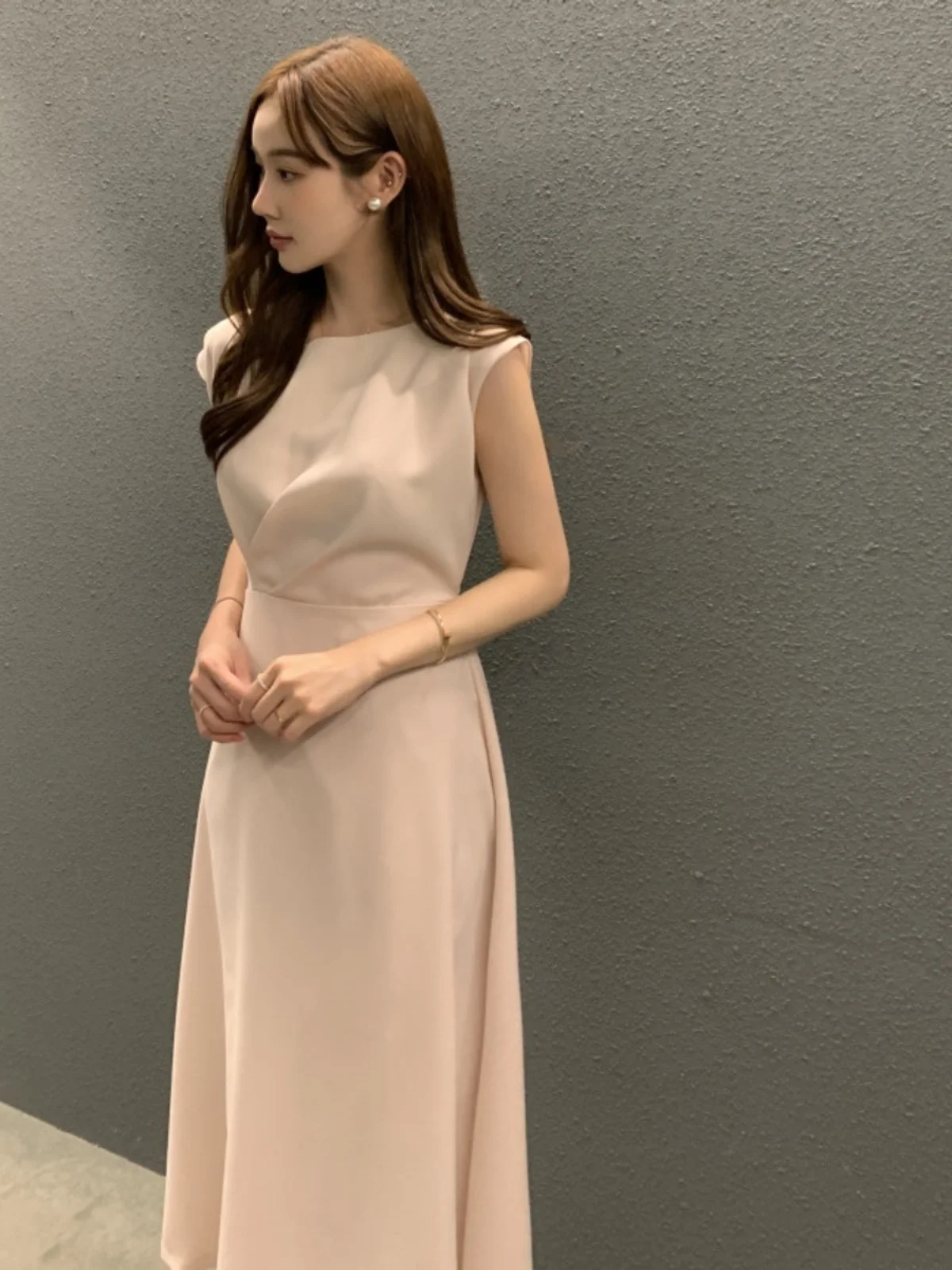 우아한 여름 민소매 A 라인 드레스 세련된 라운드 넥 Pleated 허리 조임 슬리밍 롱 조끼 드레스 통근 스타일 퓨어 컬러