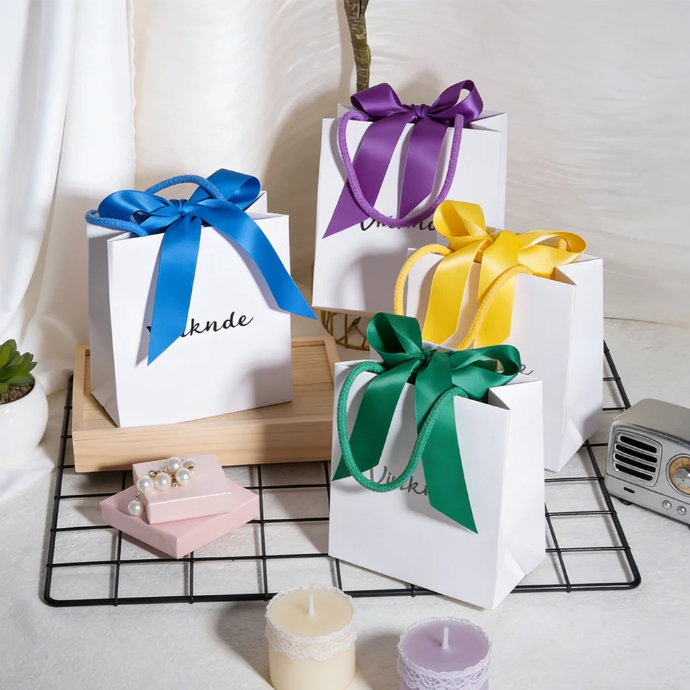 

Custom Logo White Handles Gift Bags Paper Tote Bag Ribbon Bow Candy Jewelry Boxes Wedding Birthday Party Decoration Organizer