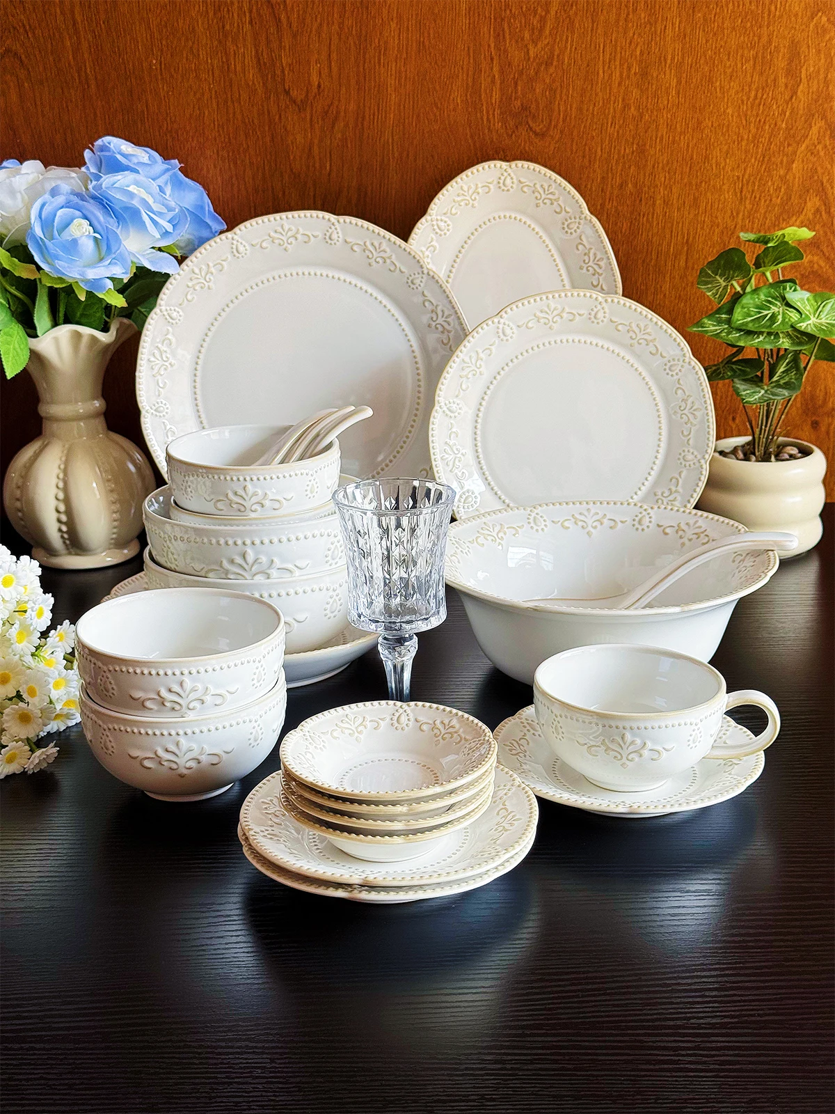 

HuaXi Ceramic Bowl Set High Aesthetic Value round Shape French Style Dinnerware Set for Home Use Retro Pattern Engraved Design