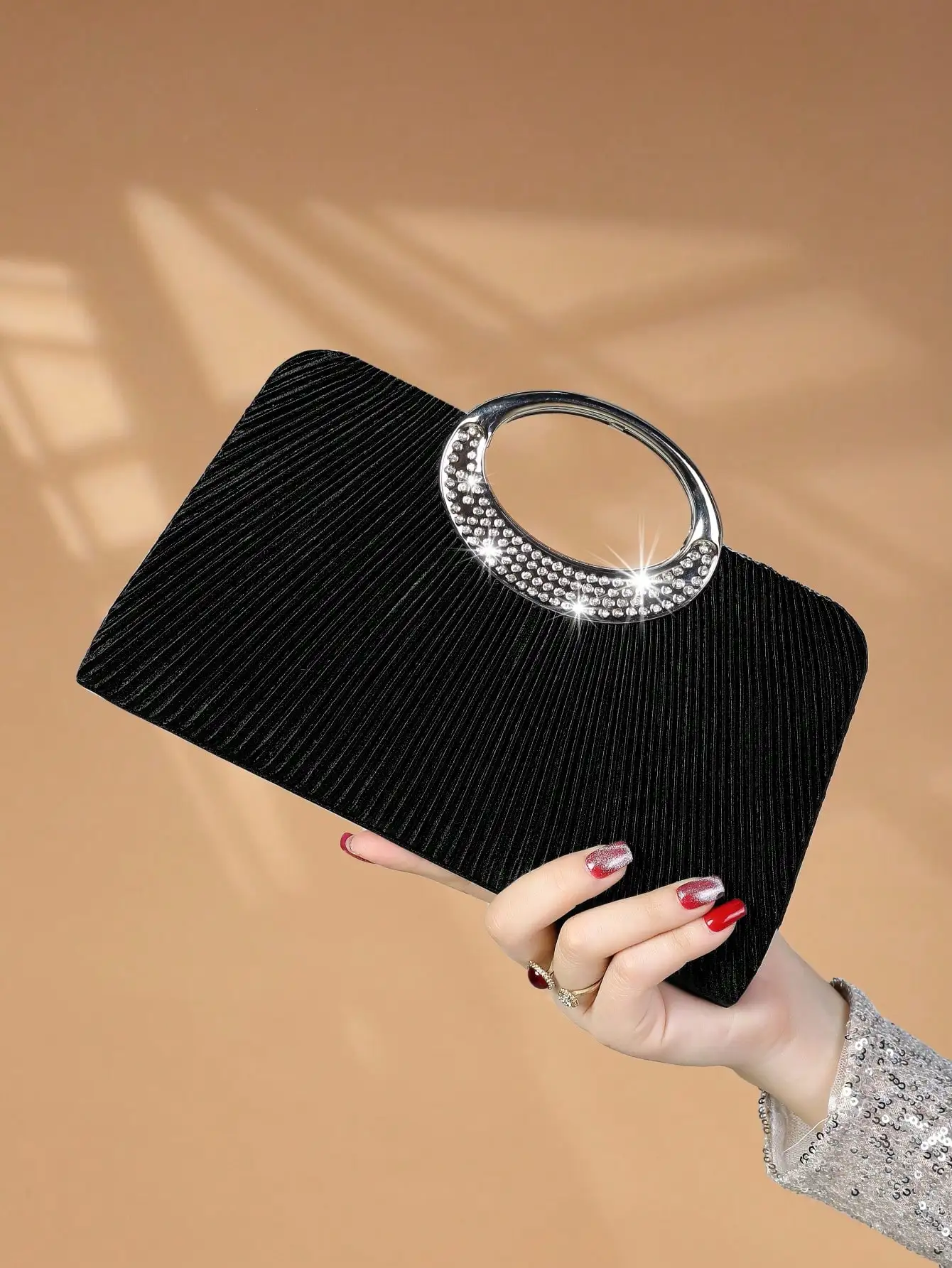 

Черный бархатный мини-клатч с овальной ручкой из страз для вечерних мероприятий