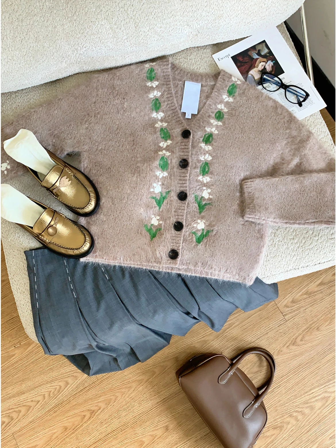 

HEIDD Fab2025 Autumn Winter Knitted V-ne Cardigan Small Flower Embroidery Door Button Women's Polyester Fiber Open Cardigan