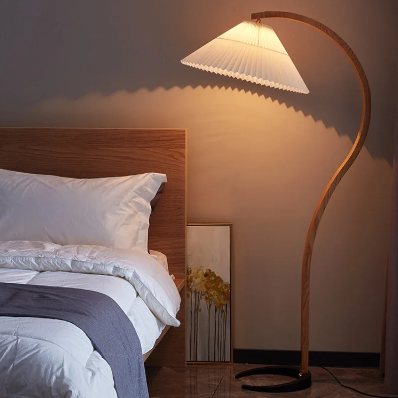 Nordic creativo legno naturale noce pieghettato lampada da terra a LED soggiorno camera da letto studio luce di lettura apparecchio di illuminazione