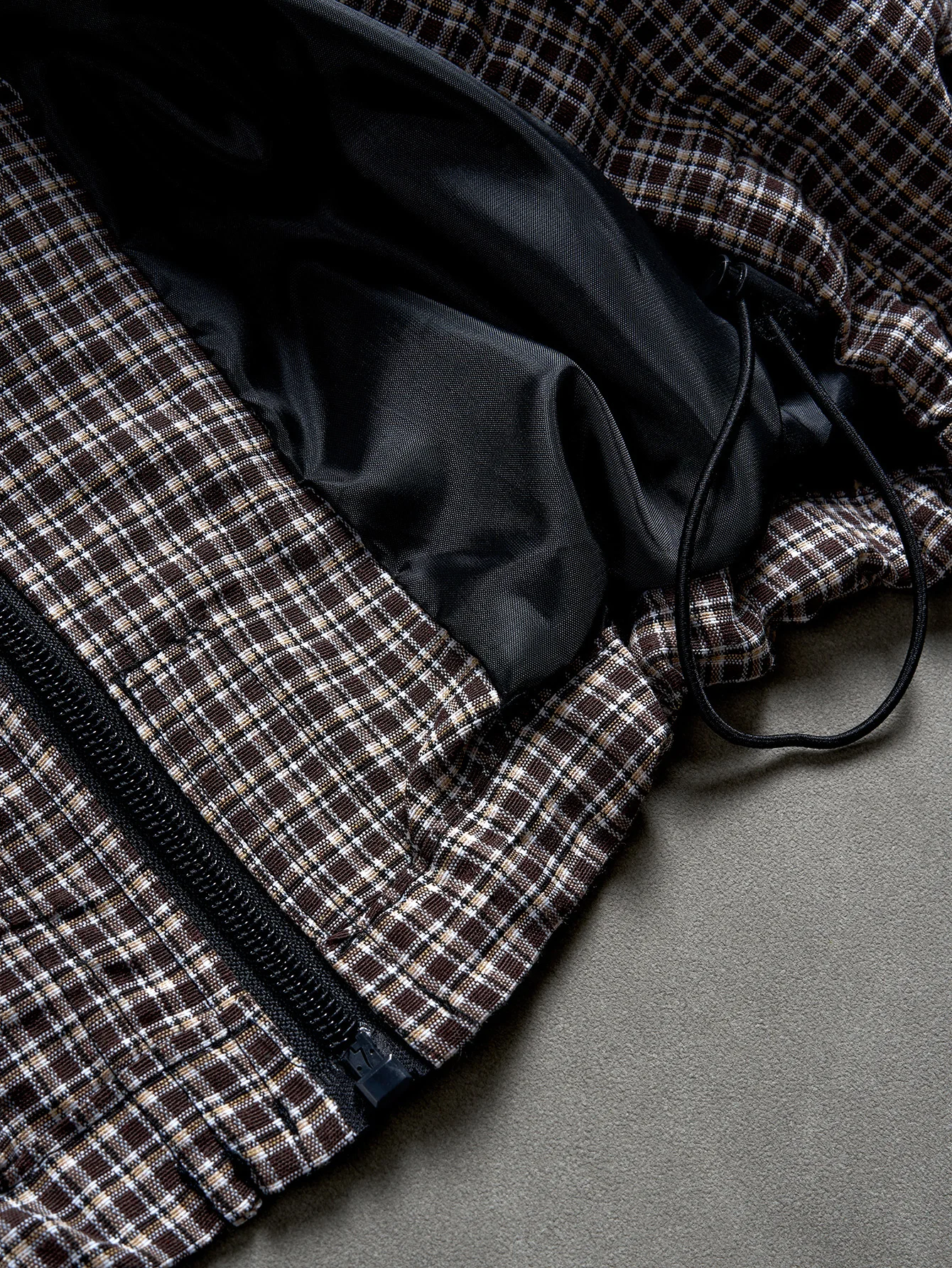 Herren Retro Fein Karierte Kapuzenjacke, Kurzer Loser Funktionsmantel, Diagonale Reißverschlusstaschen, Kordelzug am Saum, Klettverschluss an den Ärmeln, Lässige Herren-Oberteile für den Herbst. – Detail 3