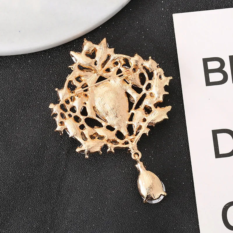 Fashionable personality trend crystal high-end temperament simple and versatile clothing brooch