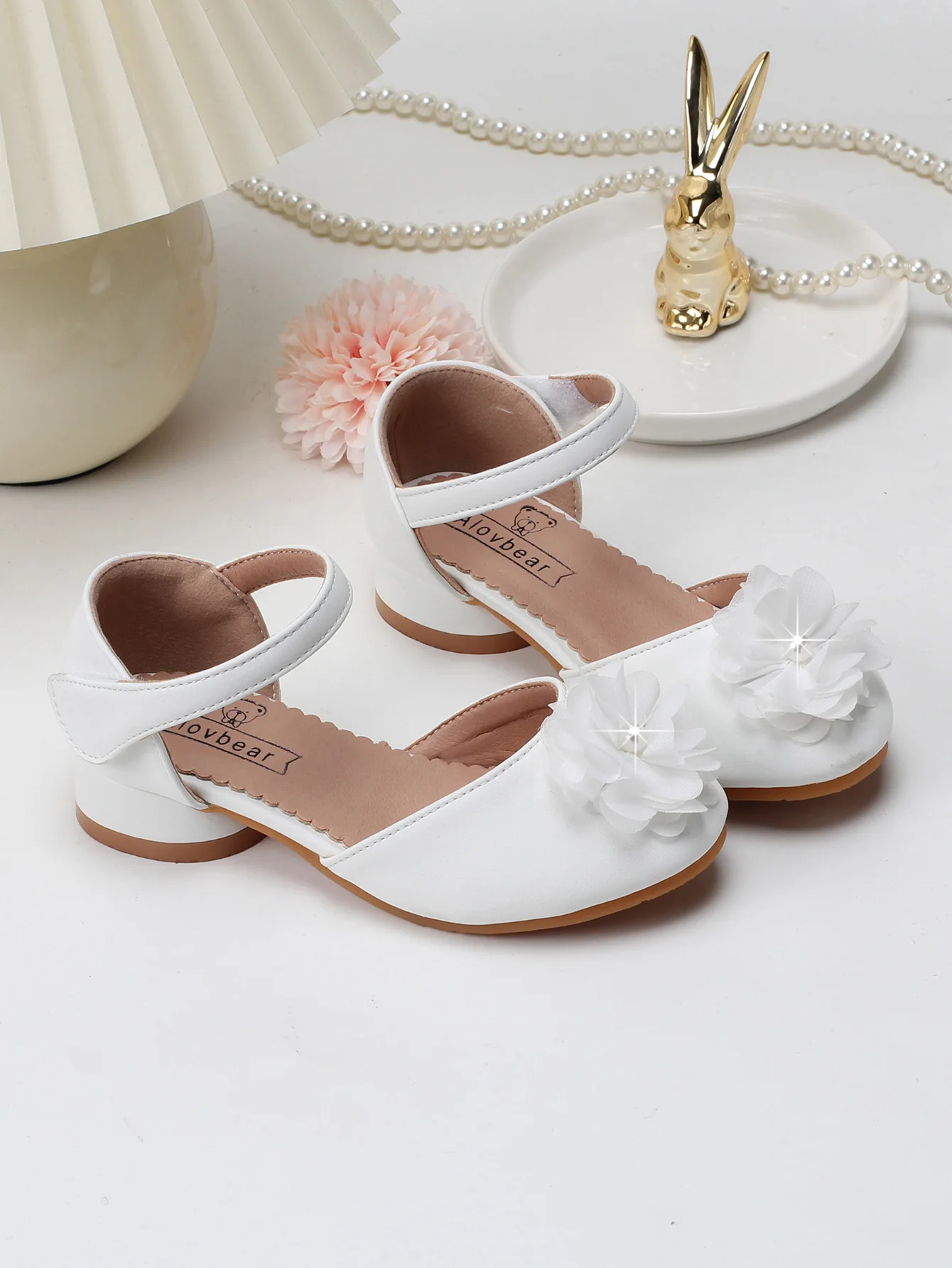 White girl flat shoes summer new comfortable and non slip children\'s princess shoes flower decorated little girl hollow sandals