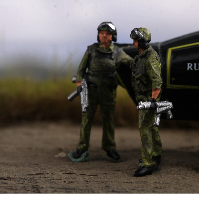 Modello in scala 1:72 4 pezzi Action Figure realistica pilota di elicottero russo Soldati Collezione di accessori per scene fai-da-te Regali di visualizzazione