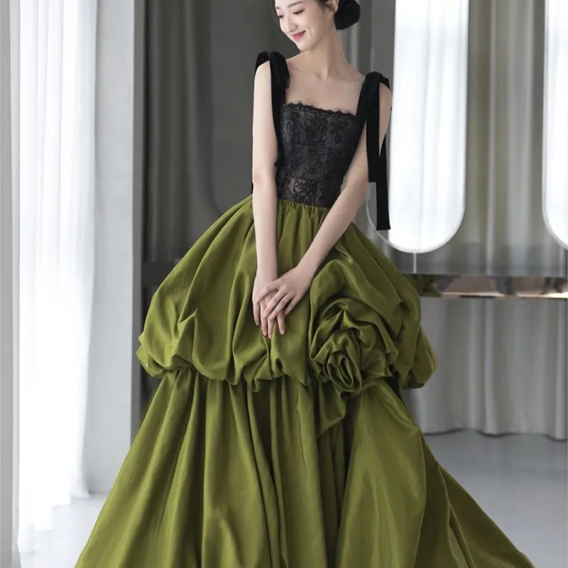 

The elegant green cake toasting banquet will feature a dress performance
