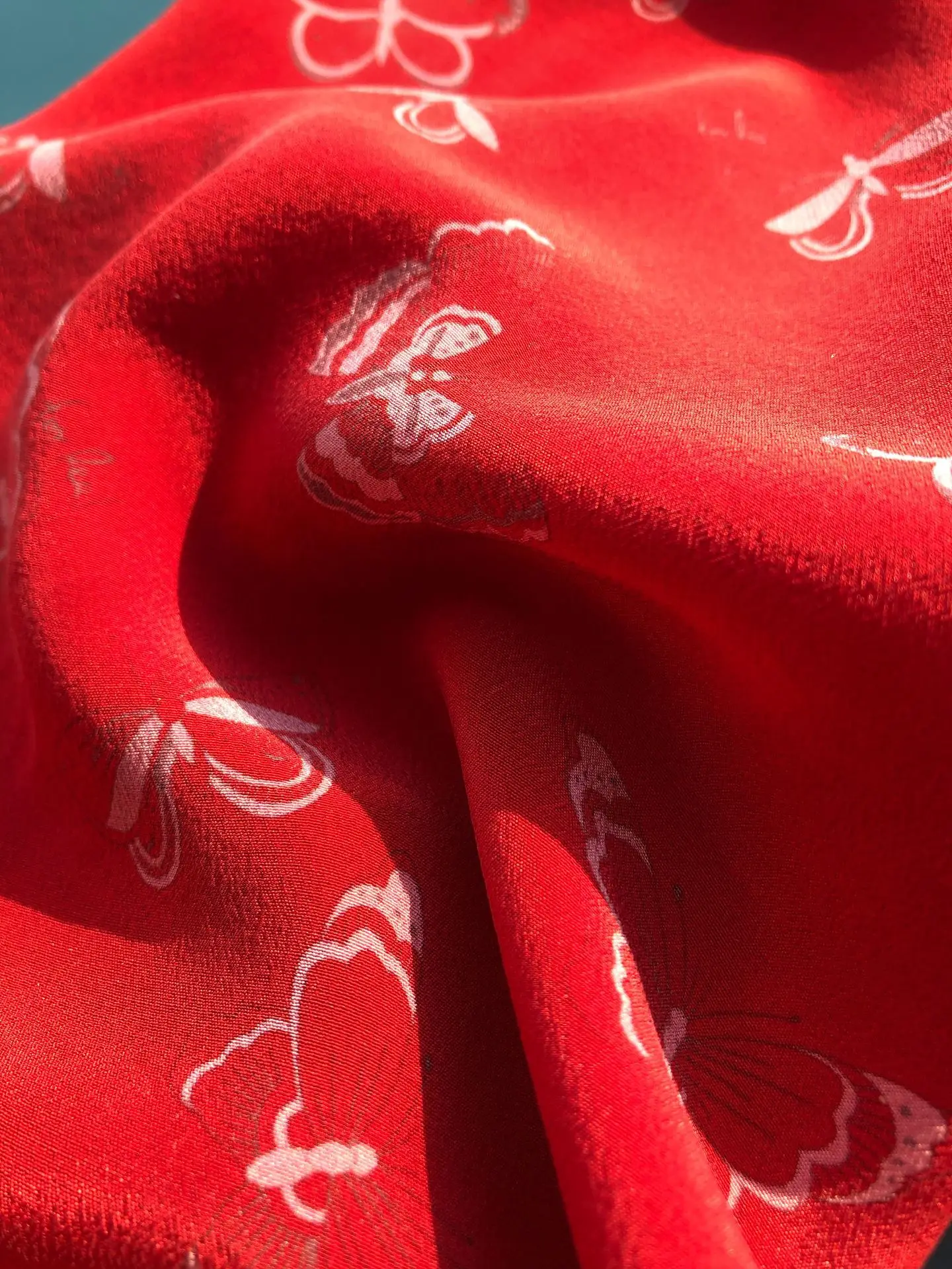 المرأة فراشة طباعة الحرير الأحمر مجموعة واحدة الصدر الخامس الرقبة طويلة الأكمام قميص + عالية الخصر ألف خط تنورة صغيرة الدعاوى الأنيقة