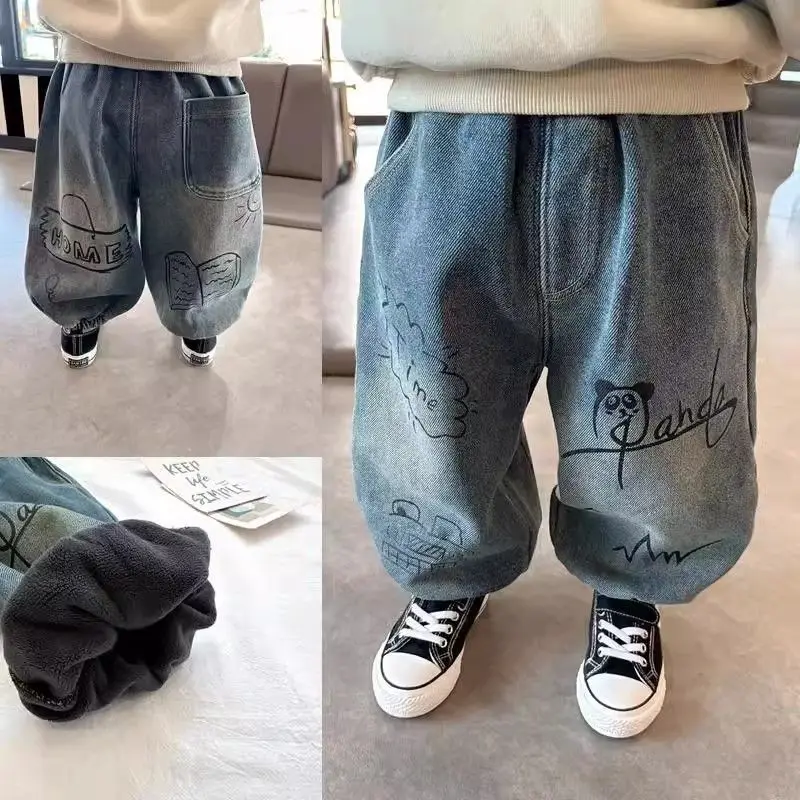 

Новые зимние джинсы для маленьких мальчиков с рисунком граффити, утепленные детские джинсовые штаны для маленьких мальчиков, свободные штаны с эластичной резинкой на талии для маленьких мальчиков