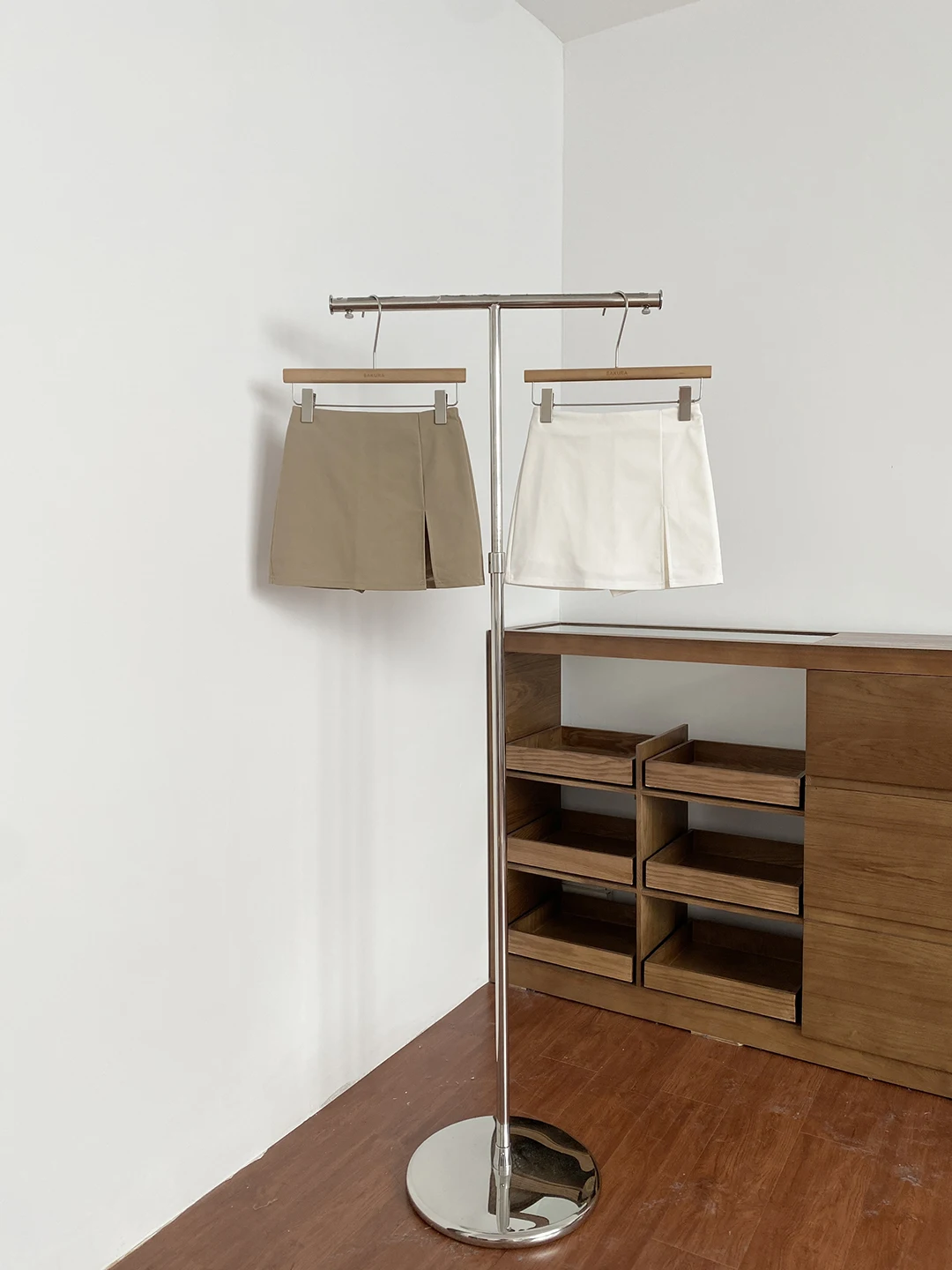 

Женская летняя юбка А-силуэта с высокой талией, простая, универсальная, утягивающая, с разрезом, черная, короткая, облегающая, с защитой от просвечивания