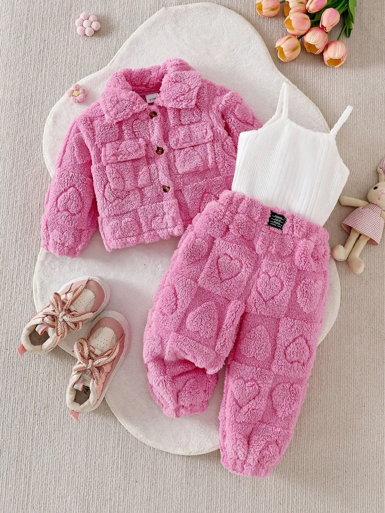 Dreiteiliges Set für Babymädchen: Lässige rosa Plüschjacke mit langen Ärmeln, lange Plüsch-Sweatpants und ein schlichtes Oberteil als vielseitige Basis für den Winter. – Detail 4