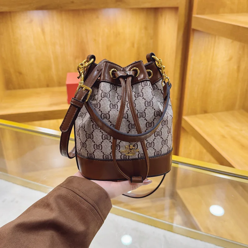 

Новинка 2023 года, сумка-ведро на шнурке — кошелек через плечо/плечо/ручной кошелек, классический принт с монограммой, легкая роскошная сумка для женщин