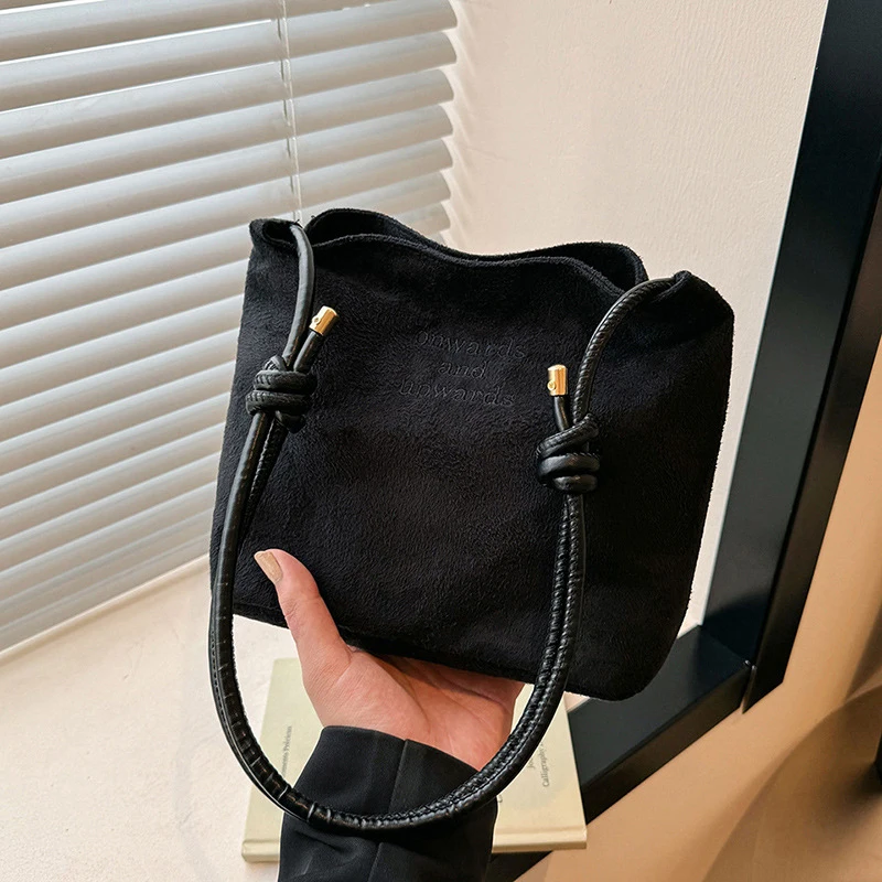 Damen-Handtasche aus Wildleder mit großer Kapazität und Buchstabenmuster, magnetische Schnalle, Samt, PU-Unterarmtasche im Retro-koreanischen Stil – Detail 24