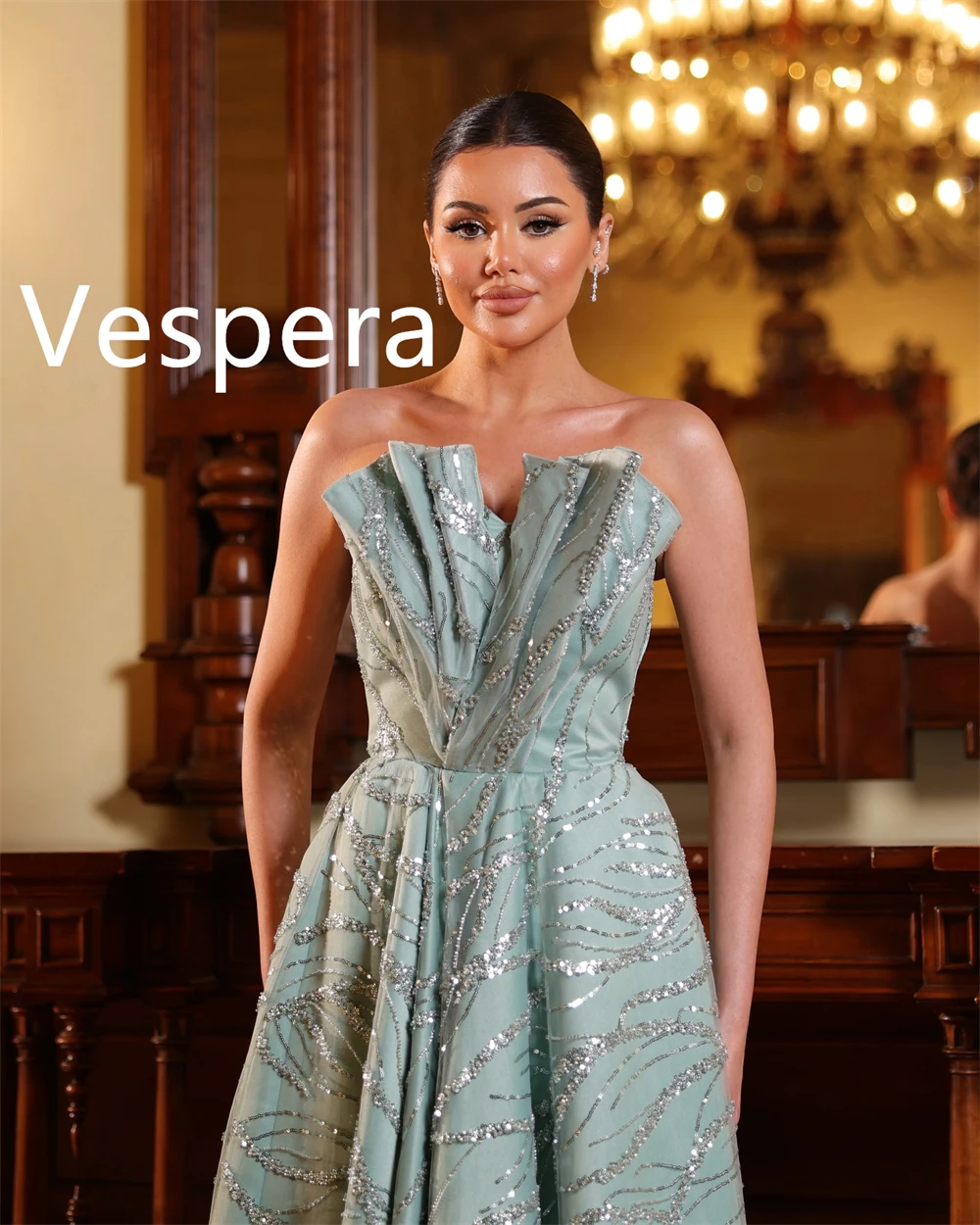 Maßgeschneiderte elegante Promi-Kleider aus Satin, bezaubernde trägerlose, ärmellose Abendkleider, exquisite Kleider für besondere Anlässe