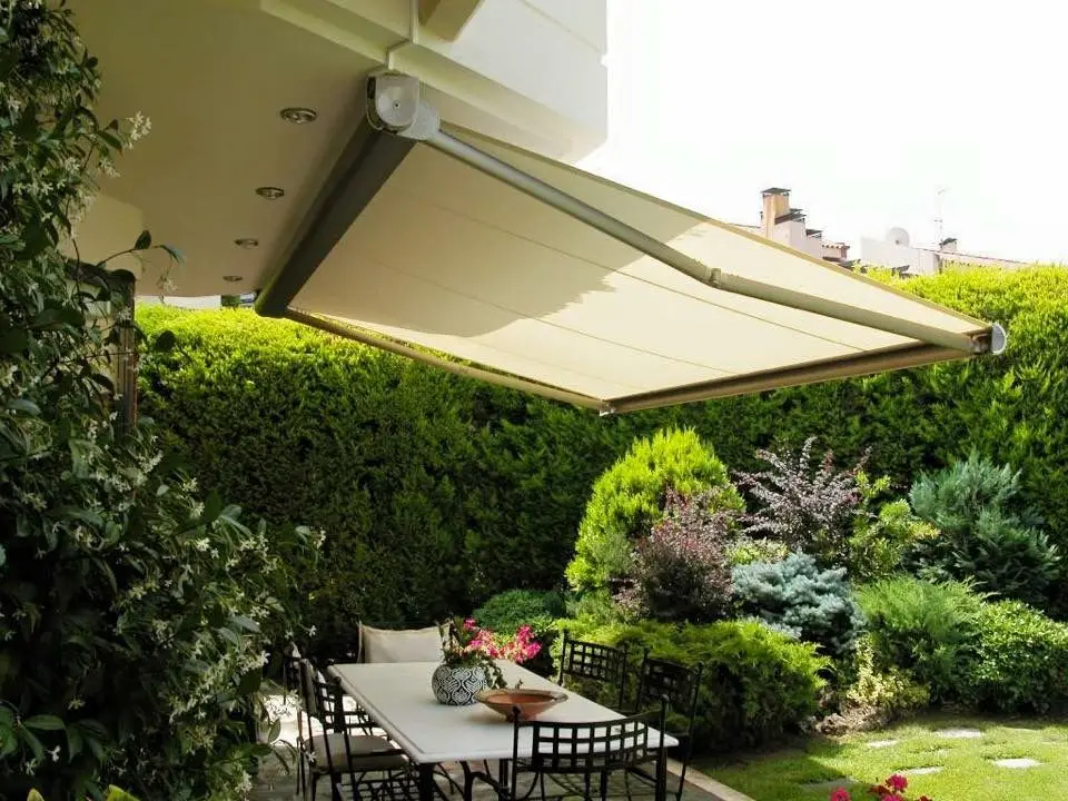 

2025 New Design High Quality Wall Mount Awning for Garden Restaurant Cafe Modern Sun Shade Roof Canopy Waterproof Fabric Awnings